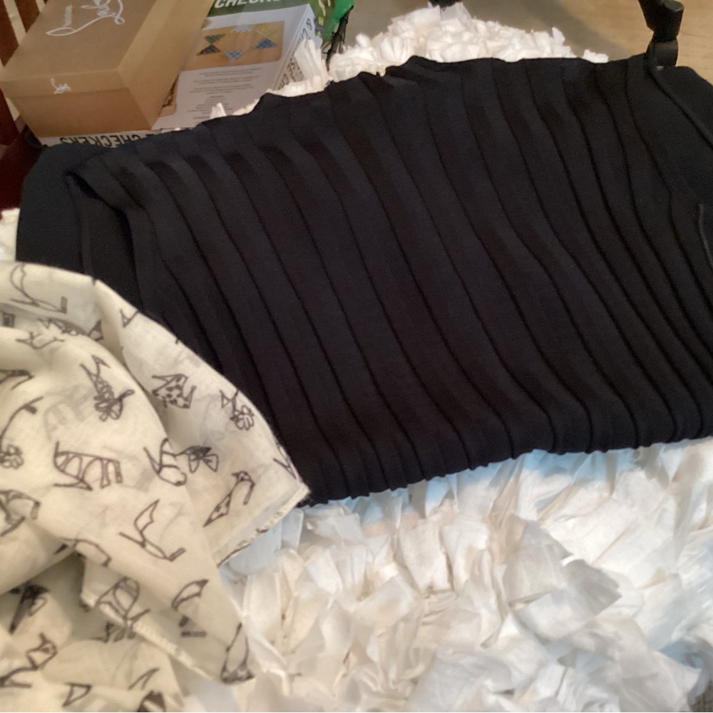 VINCE Black Pleated Top - Picture 10 of 11
